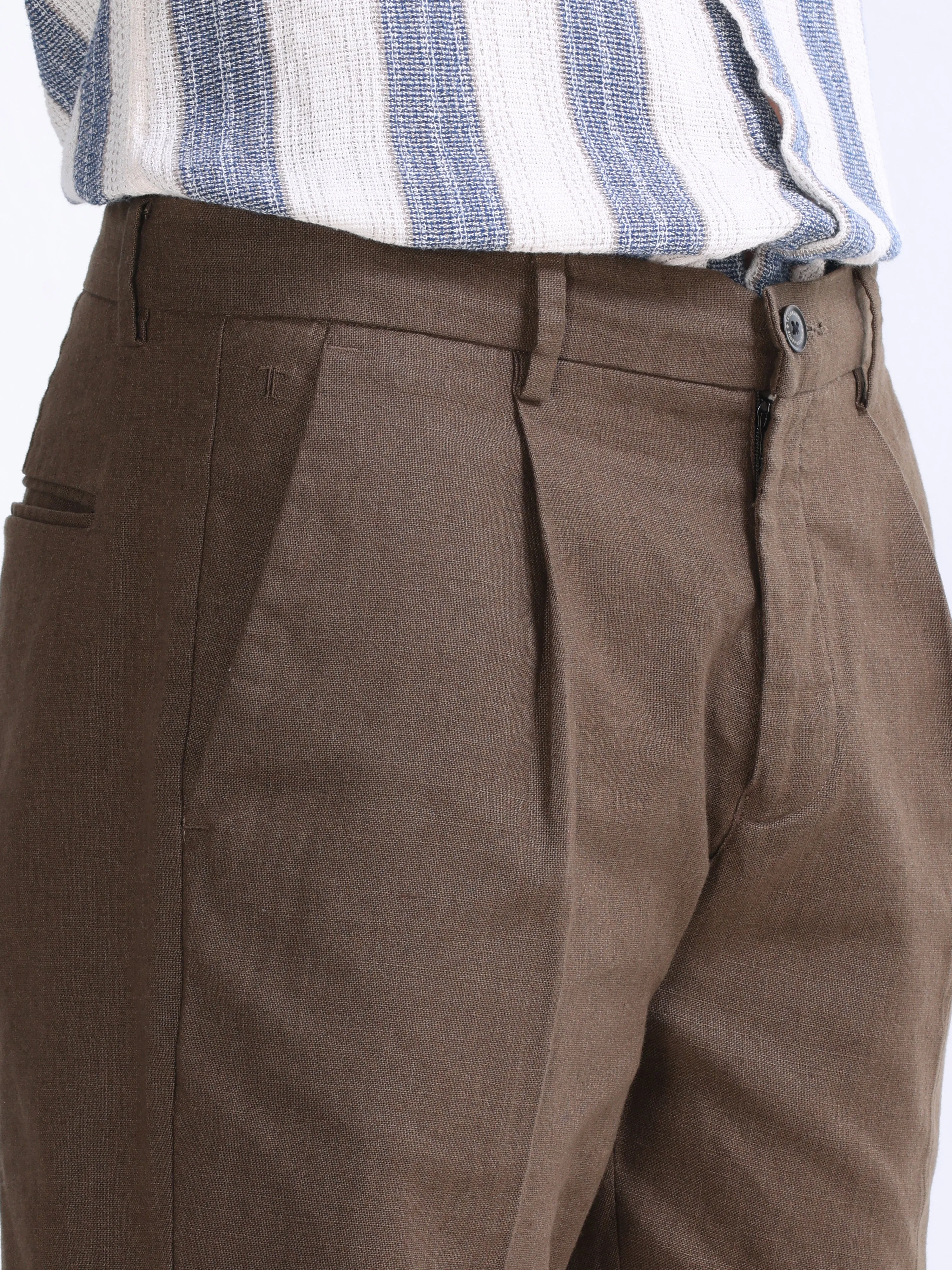 RAW SLUB PLEATED TROUSER IN FUR BROWN