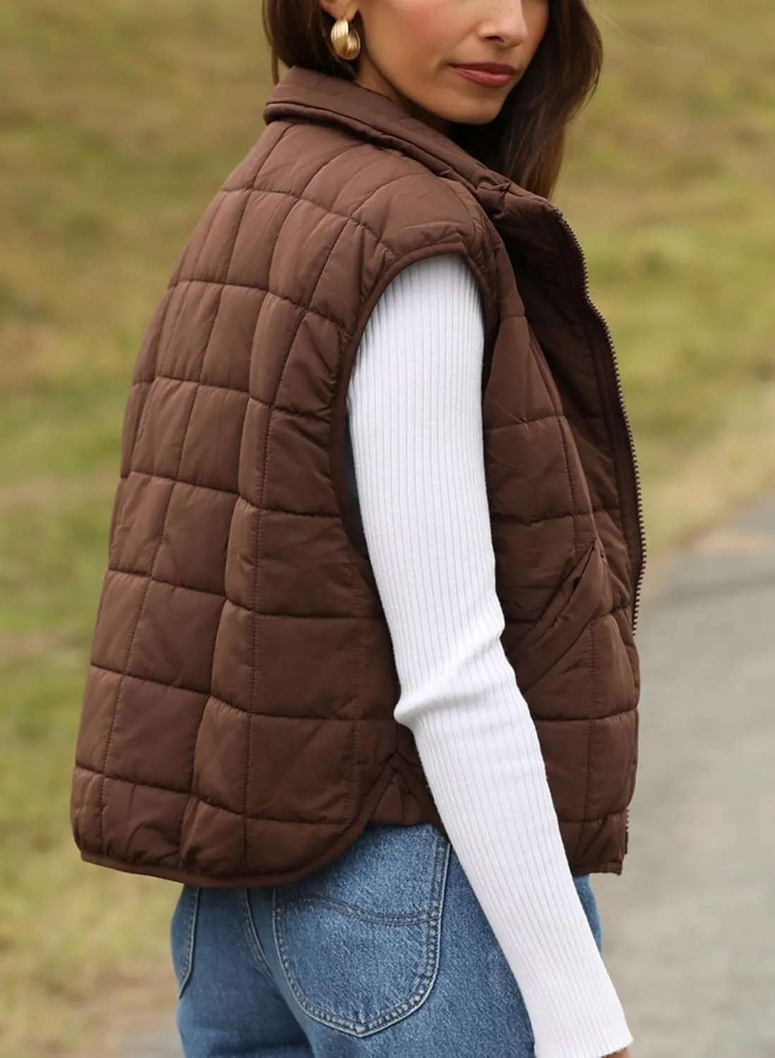 Zeagoo Womens Puffer Vest Ladies Sleeveless Zip Up Outerwear Warm Puffer Lightweight Down all Winter Jackets Coats 2024